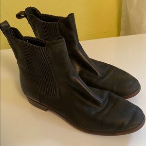 UGG Black Leather Ankle boot bootie Chukka size 7.5